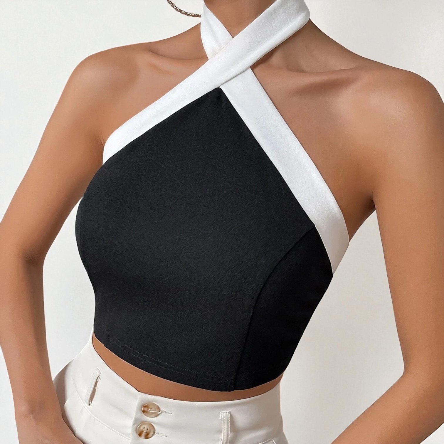 TOP PRETO E BRANCO ESTILO HALTER COM DESIGN CRUZADO | ARIELA™